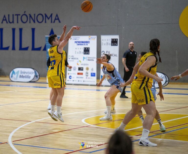 Jugadora lanzando un balón de baloncesto en un partido