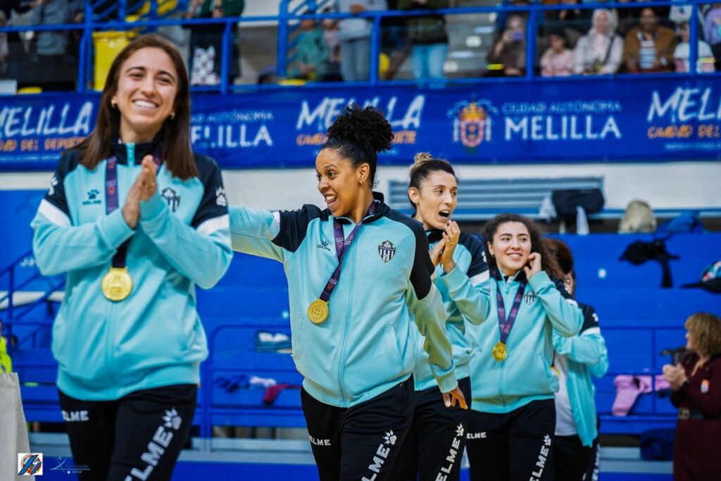 Jugadoras celebrando la inauguración de la Liga Escolar Femenina de Fútbol Sala