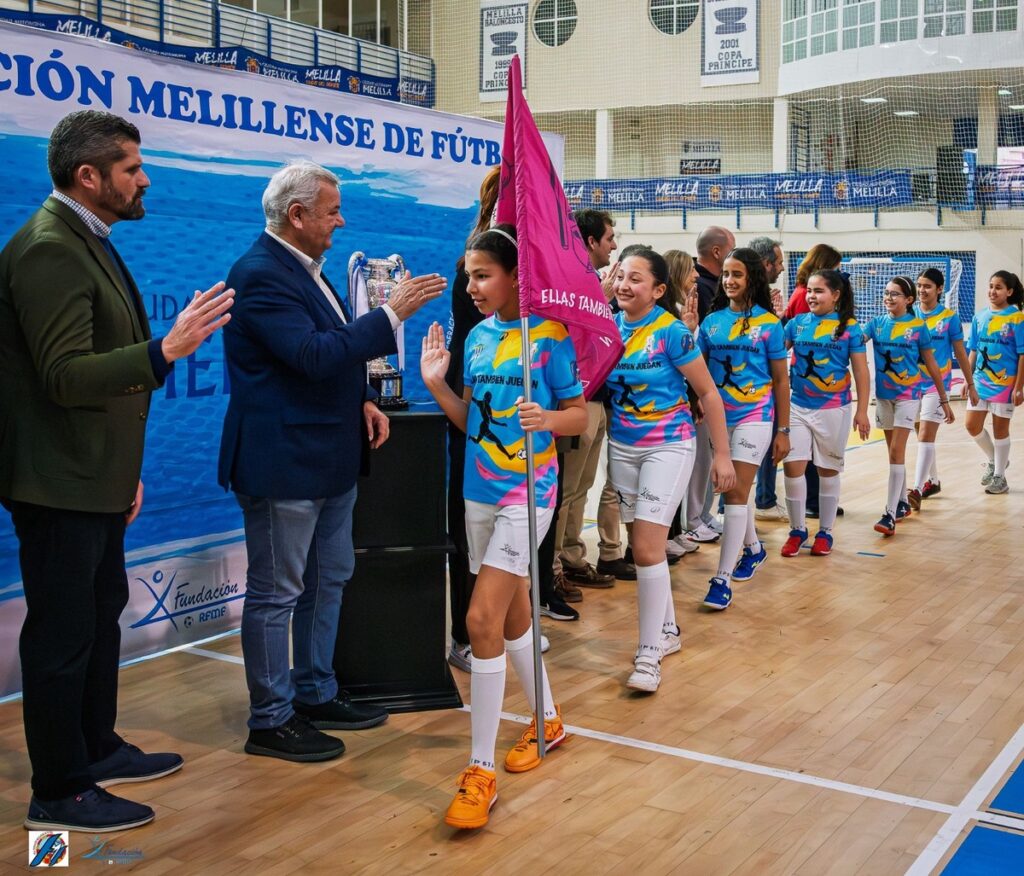 Niñas marchando en la inauguración de la Liga Escolar Femenina de Fútbol Sala