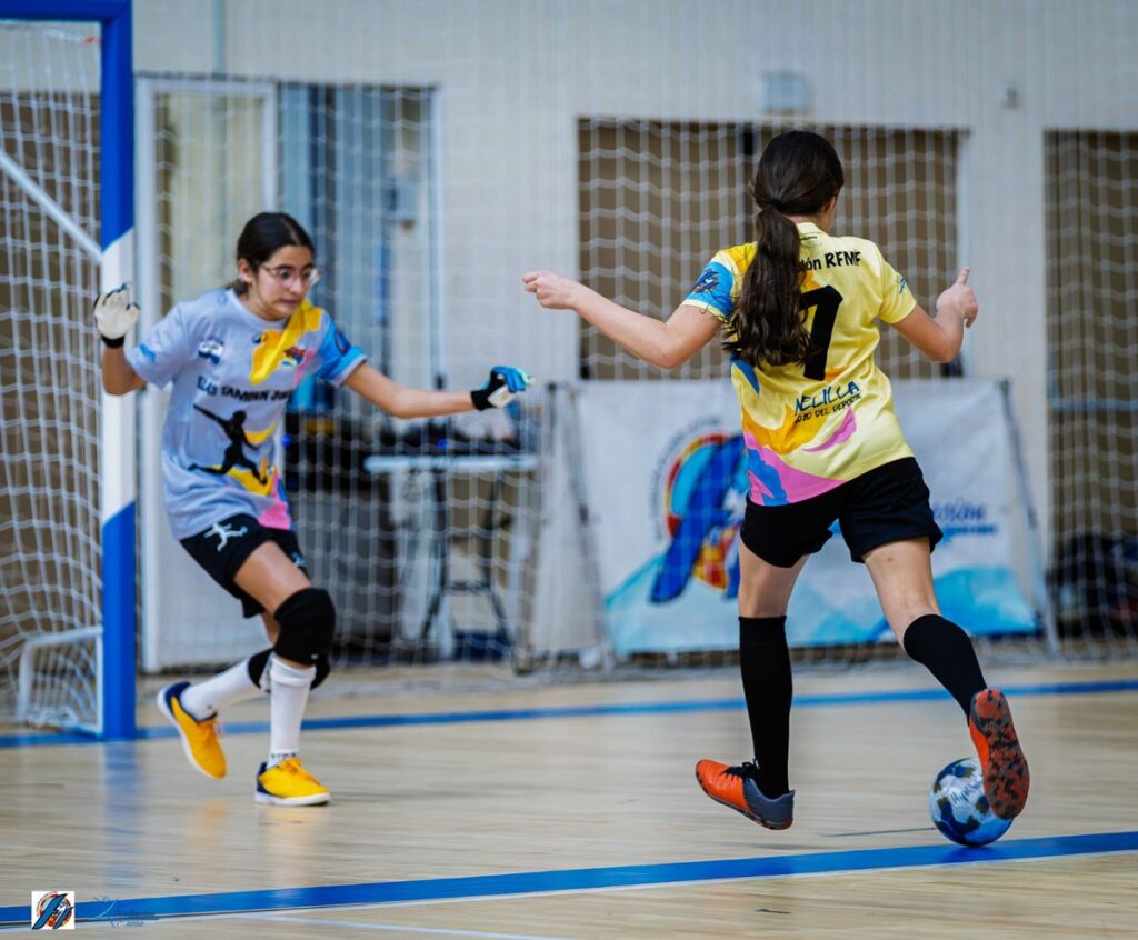 Jugadoras en la inauguración de la Liga Escolar Femenina de Fútbol Sala