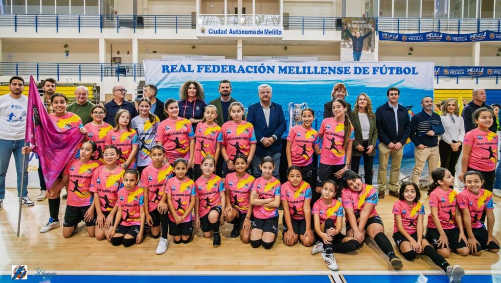 Grupo de niñas en la inauguración de la Liga Escolar Femenina de Fútbol Sala