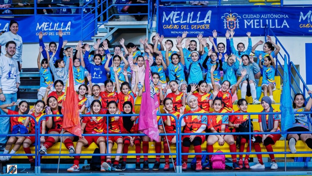 Niñas sonrientes en la inauguración de la Liga Escolar Femenina de Fútbol Sala