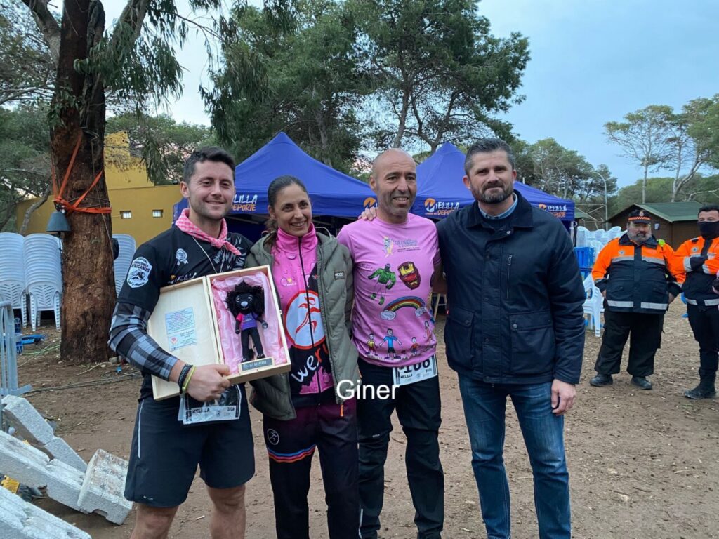 Eric Priego y otros participantes en la Backyard Ultra El Último León en Melilla