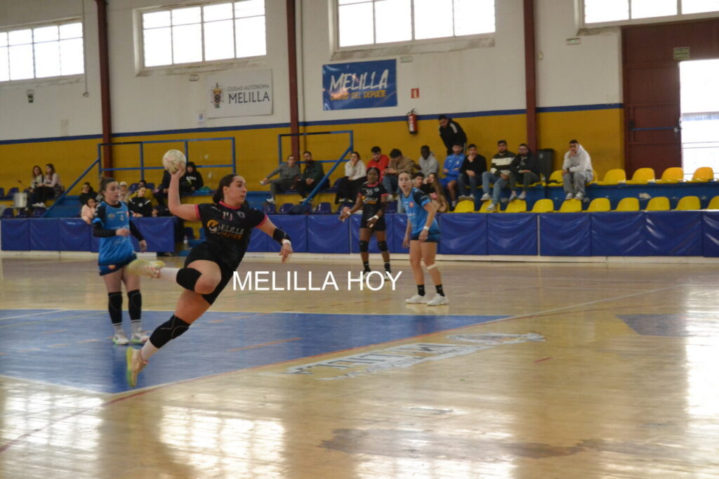 Jugadora del Maravilla Melilla lanzando el balón durante un partido