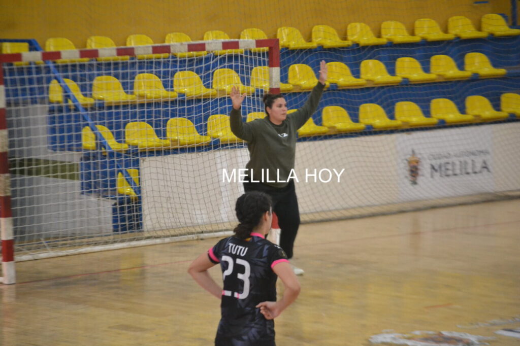 Jugadora del Maravilla Melilla en acción durante un partido de balonmano