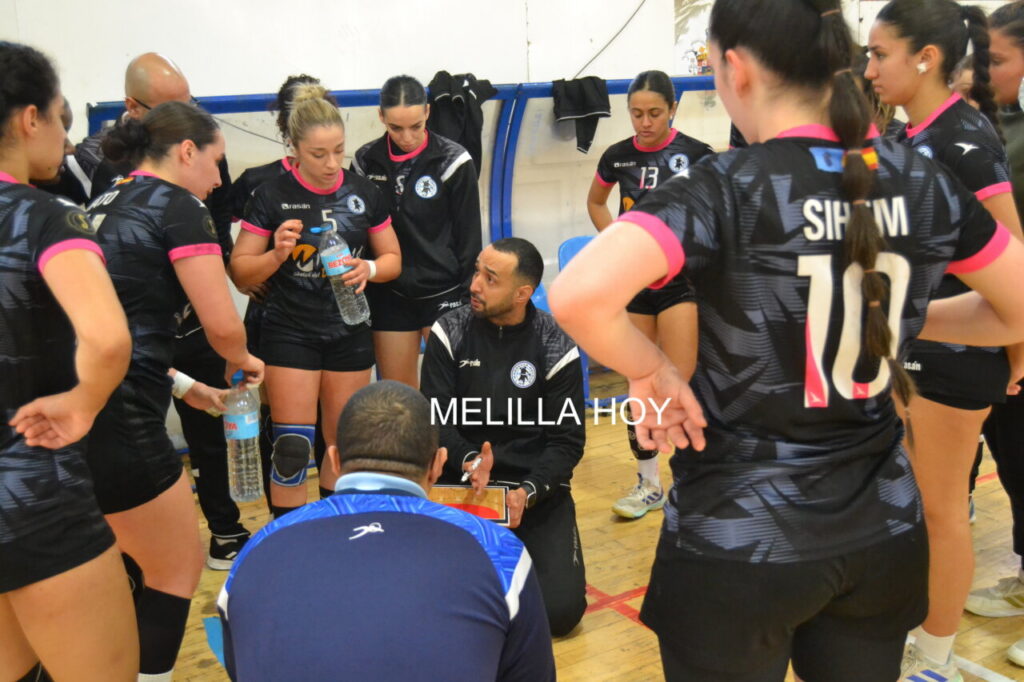 Entrenador y jugadoras del Club Balonmano T-Maravilla Melilla en un tiempo muerto