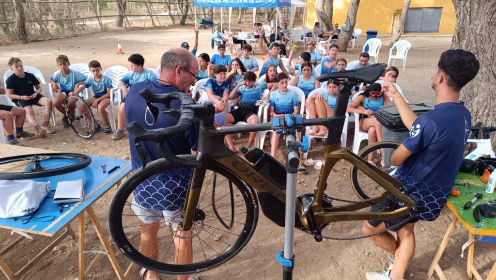 Entrenamiento del Club Triatlón Melilla con jóvenes deportistas en un taller