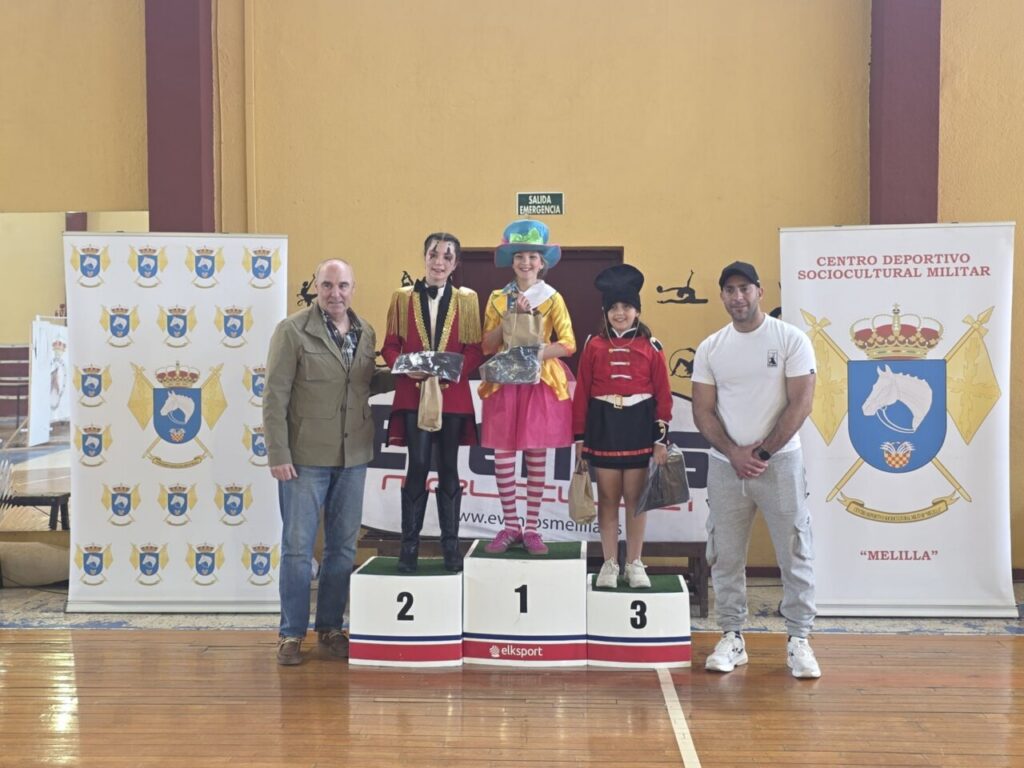 Participantes en el podio de la Yincana Deportiva en Melilla