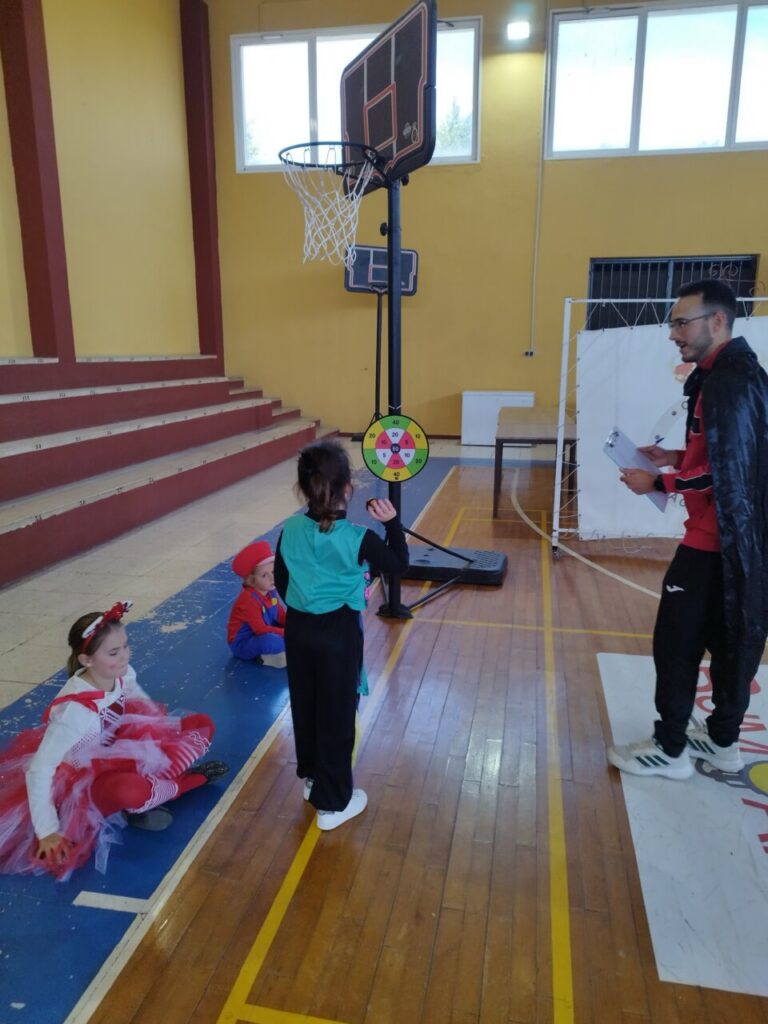 Niños participando en una yincana deportiva durante el carnaval en Melilla.