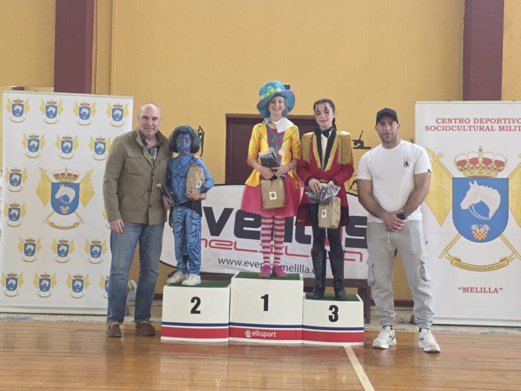 Participantes en el podio de la Yincana Deportiva en Melilla