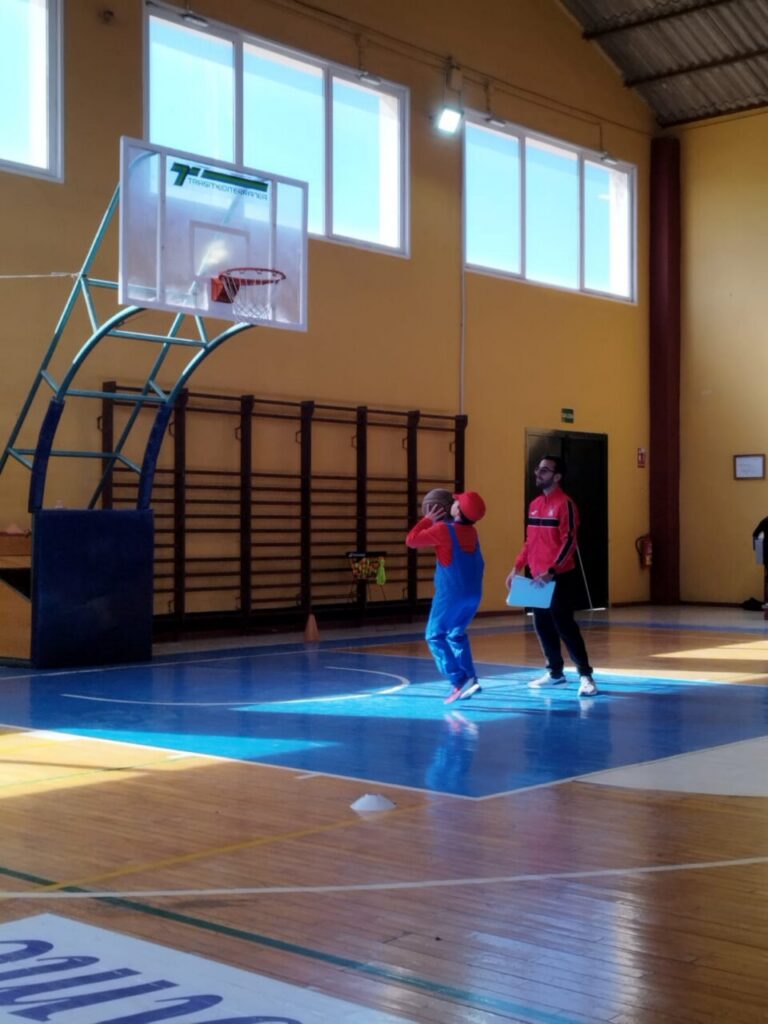 Niño participando en la yincana deportiva en el polideportivo de Melilla