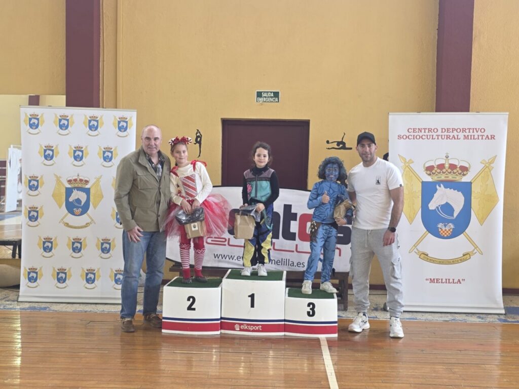 Niños en el podio durante la yincana deportiva en Melilla