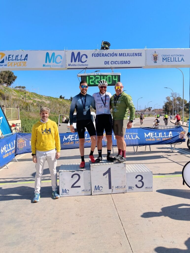 Podio del Campeonato Autonómico de Ciclismo en Melilla con tres ciclistas.