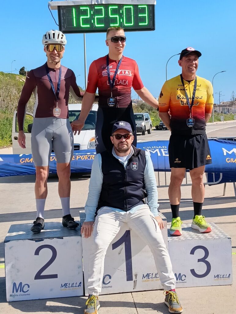Podio del Campeonato Autonómico de Ciclismo en Melilla con tres ciclistas y un entrenador