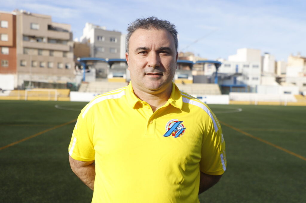 Entrenador de la selección melillense en un campo de fútbol