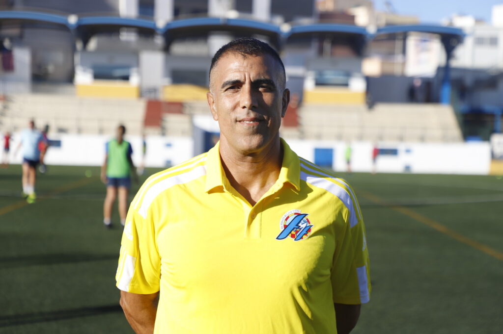 Entrenador de la selección melillense en un campo de fútbol