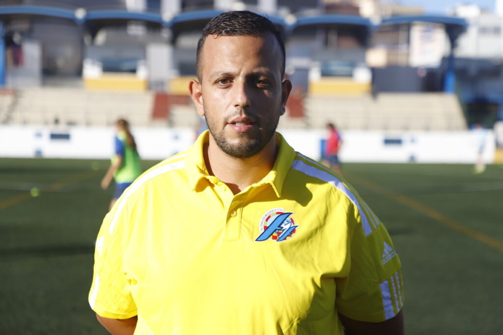 Entrenador de la selección melillense de fútbol en un campo de entrenamiento