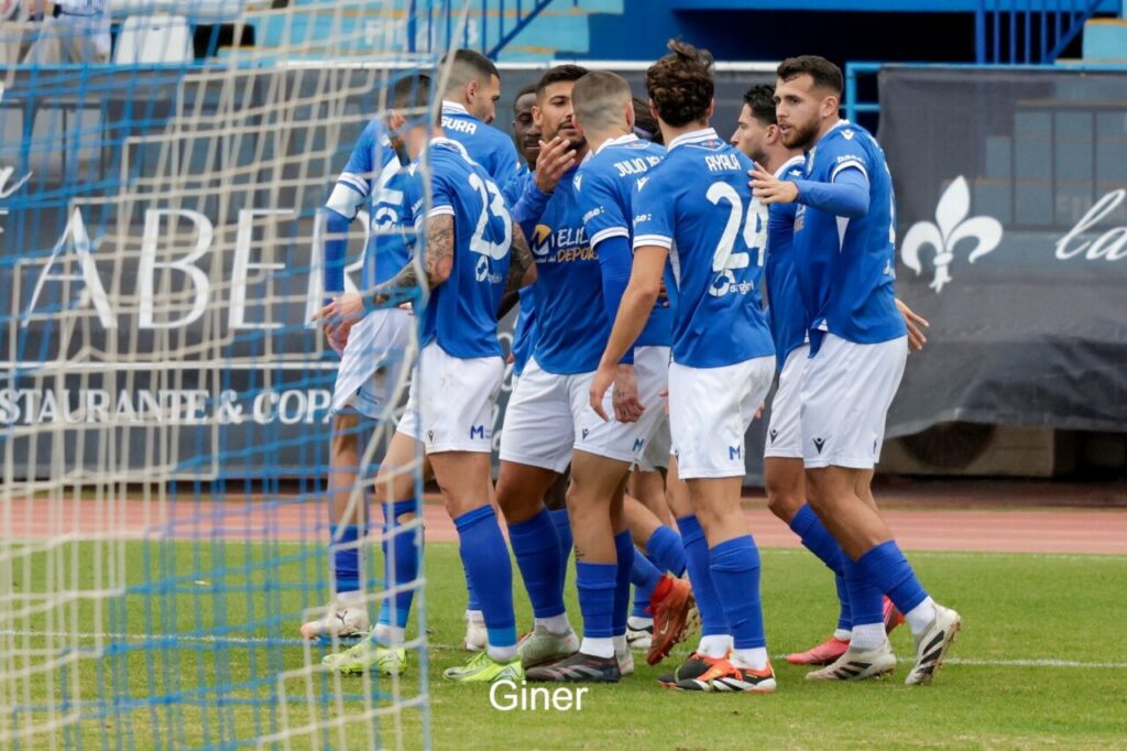 Jugadores de la U.D. Melilla celebrando un gol en el partido contra el Puente Genil