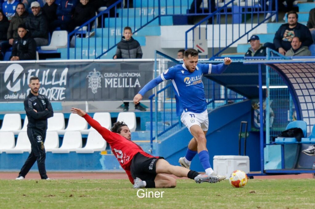Jugador de la U.D. Melilla en acción durante el partido contra el Salerm Puente Genil