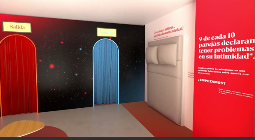 Interior del Museo de la Intimidad en Madrid con puertas y cama