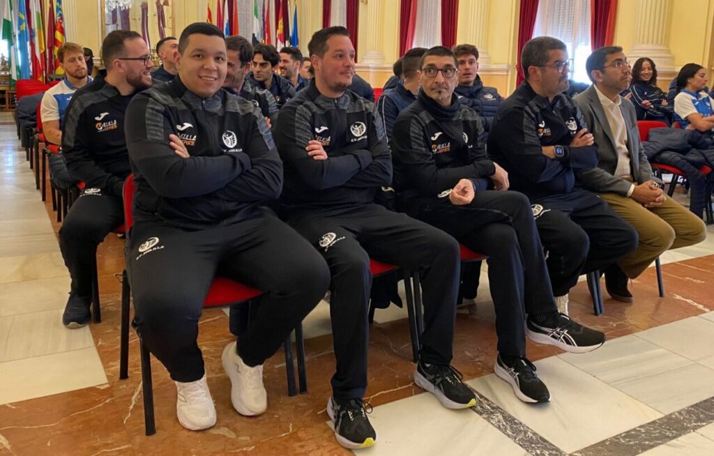 Miembros del Club Voleibol Melilla en un acto de homenaje en la Ciudad Autónoma.