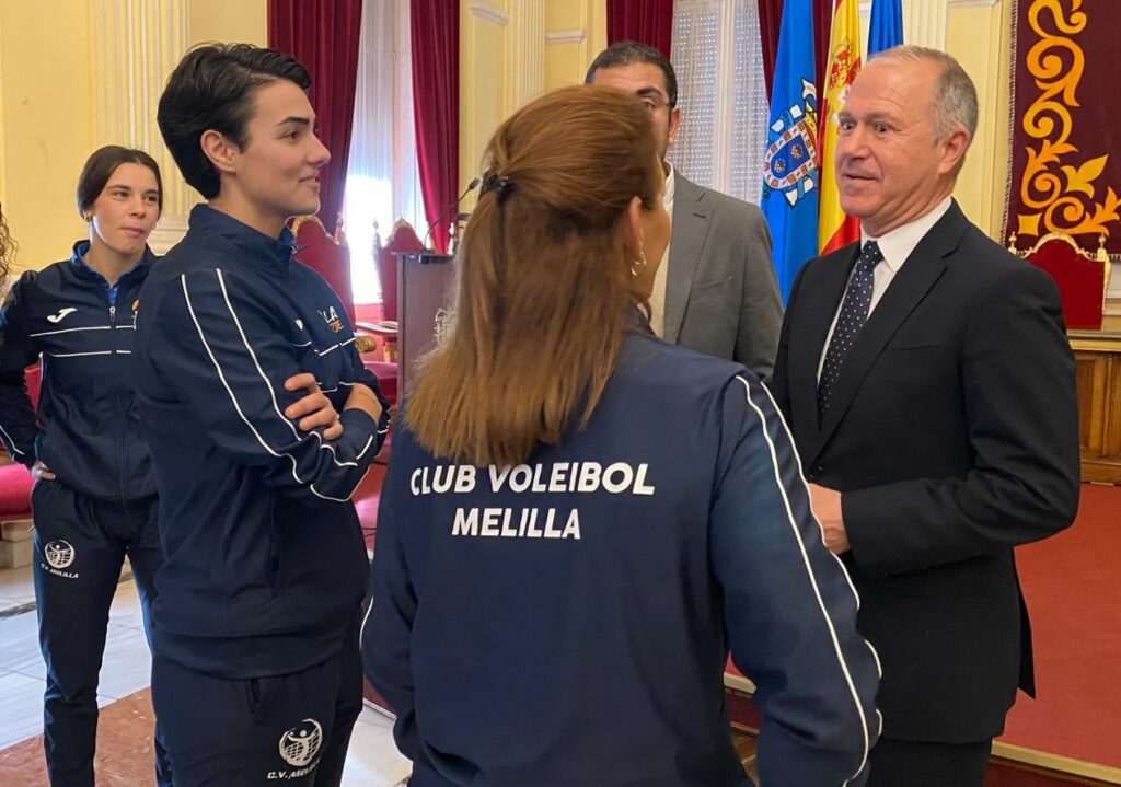 Autoridades y jugadores del Club Voleibol Melilla en un acto de homenaje