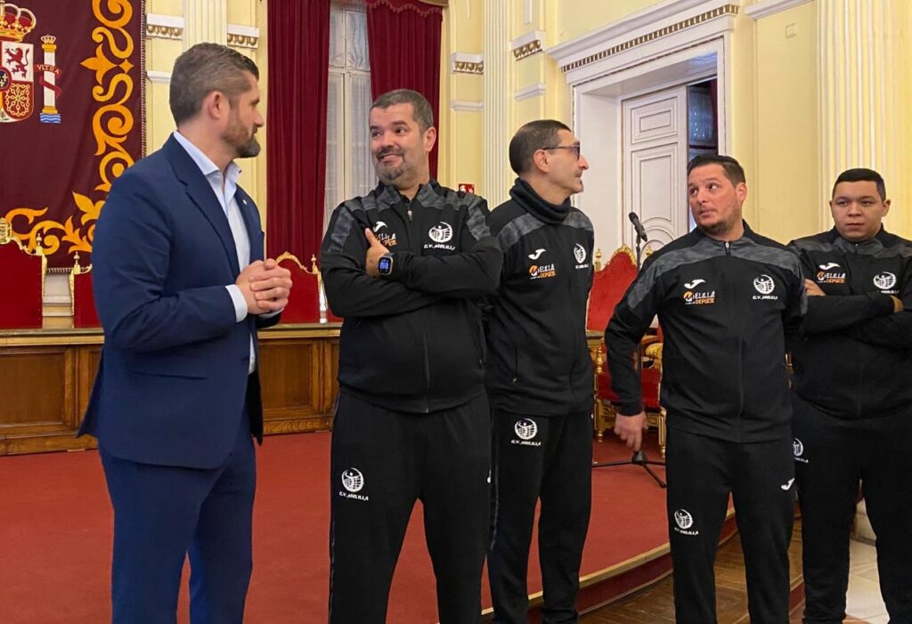 Autoridades y miembros del Club Voleibol Melilla en un acto de homenaje