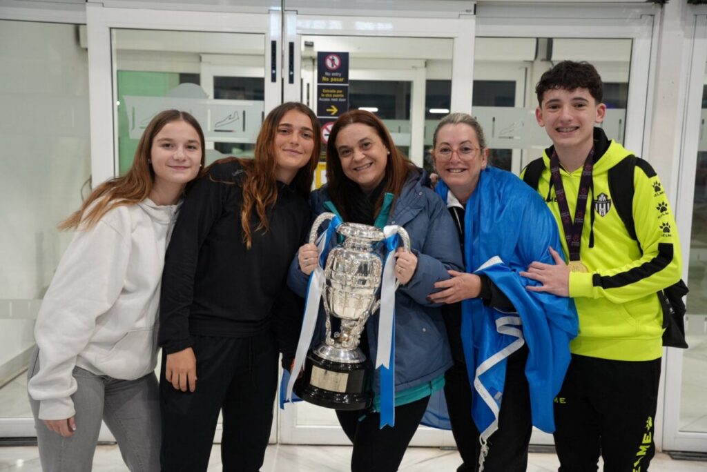 Jugadores y aficionados celebrando la Supercopa de España en Melilla