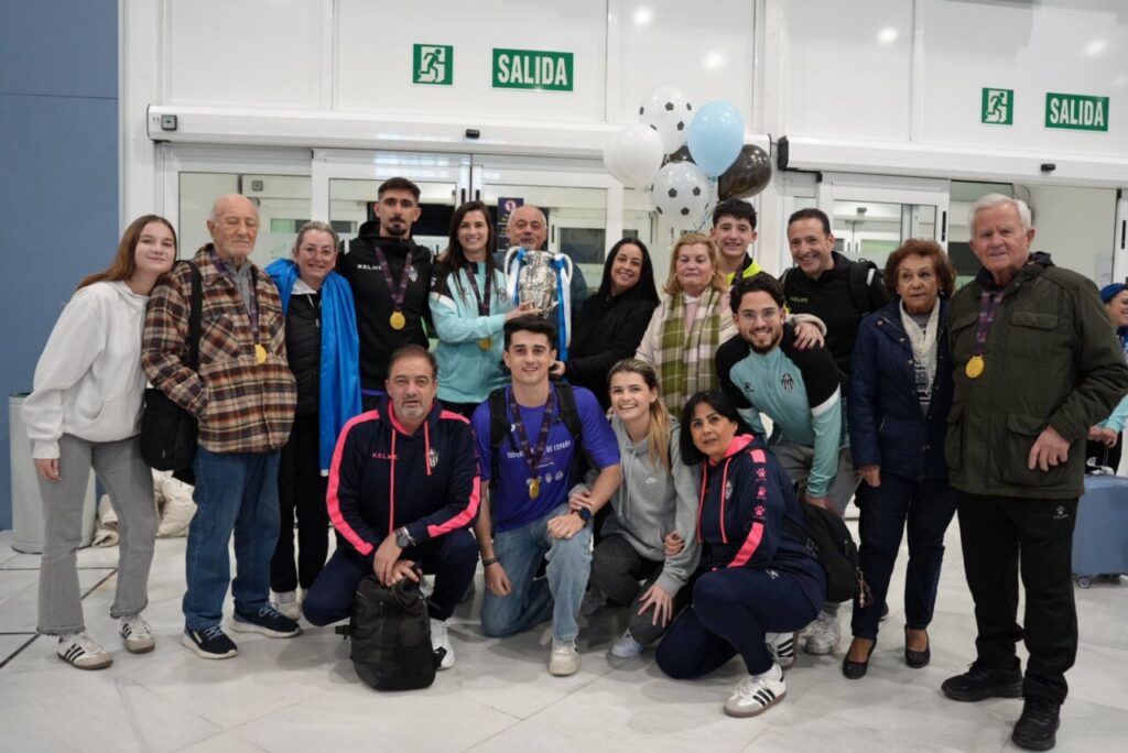 Jugadoras del Melilla Torreblanca celebrando su victoria en la Supercopa de España