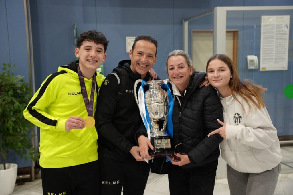 Jugadores y aficionados celebrando la Supercopa de España en Melilla