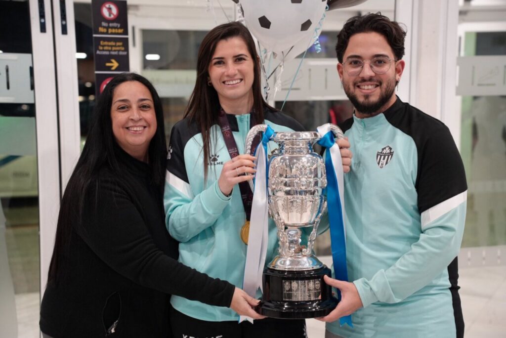Jugadoras del Melilla Torreblanca celebrando con la Supercopa de España