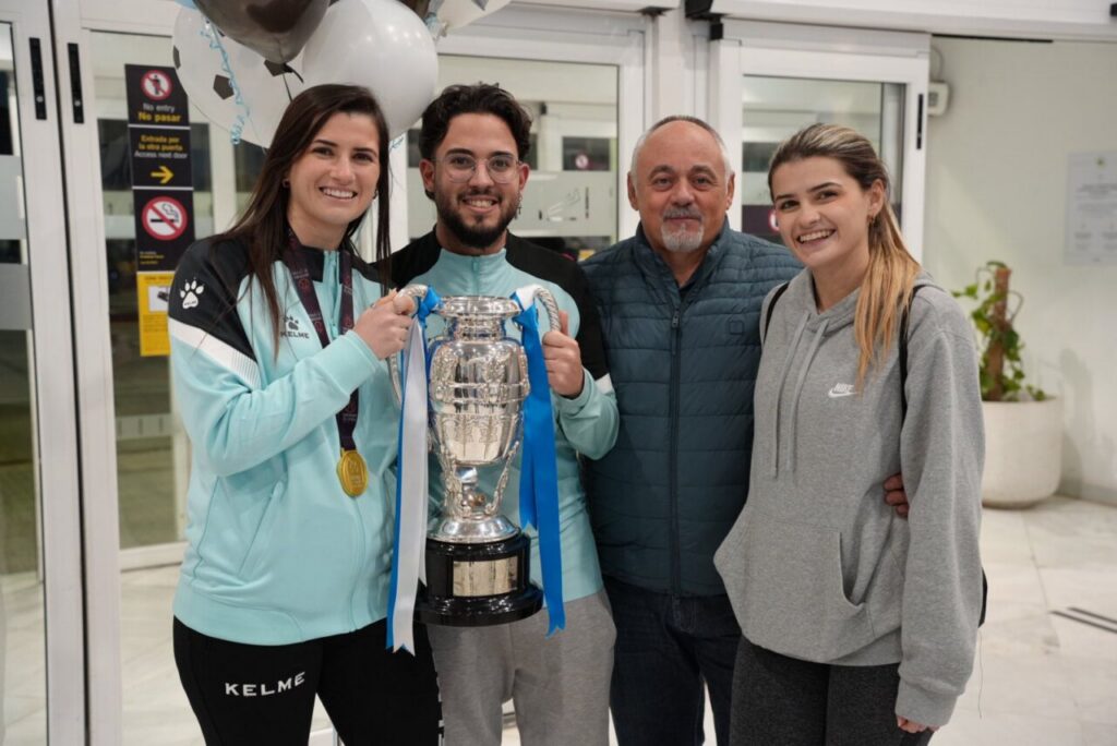 Jugadores del Melilla Torreblanca celebrando con la Supercopa de España