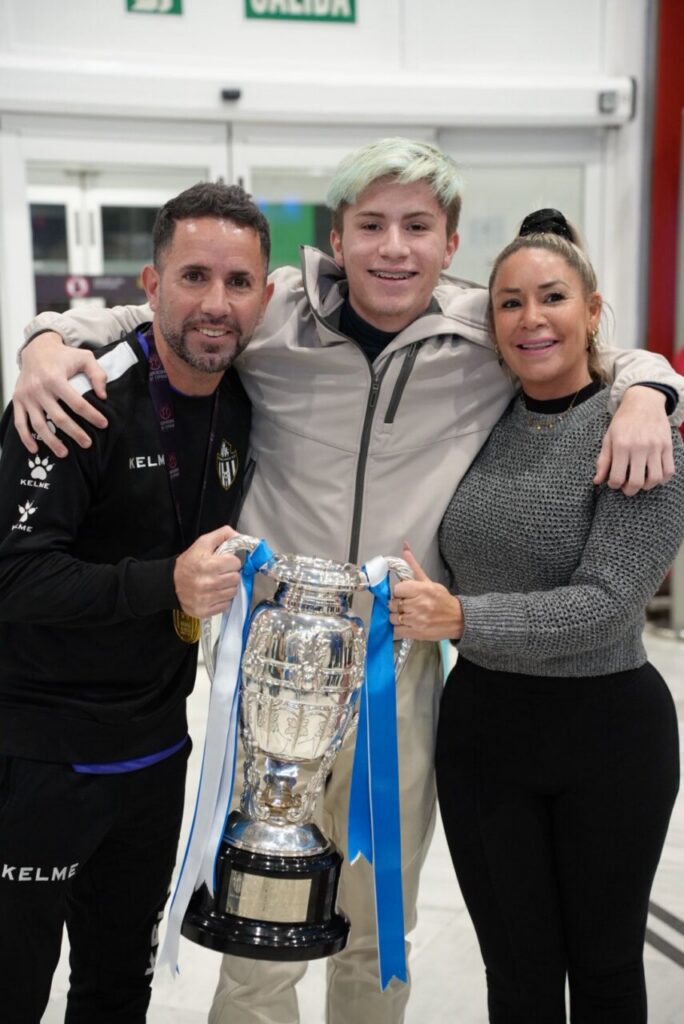 Jugadores del Melilla Torreblanca C.F. celebrando la Supercopa de España