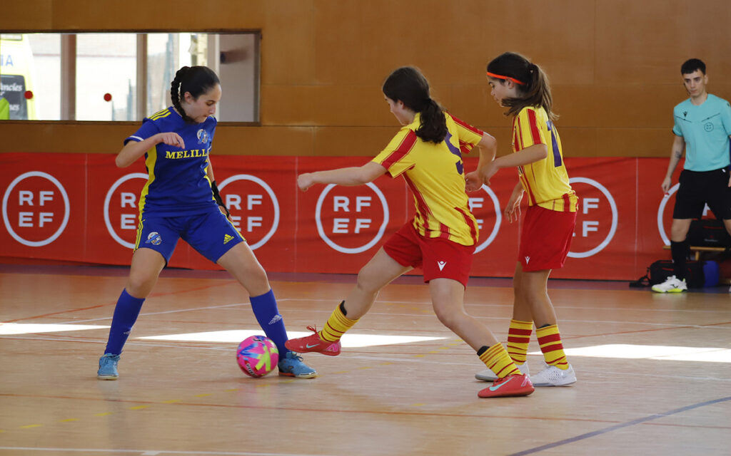 Jugadoras de fútbol sala compitiendo en un partido entre Melilla y Baleares