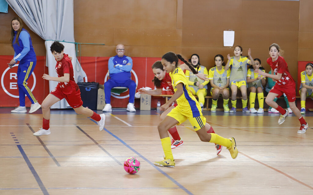Jugadoras de fútbol sala compitiendo en un partido entre Melilla y Madrid