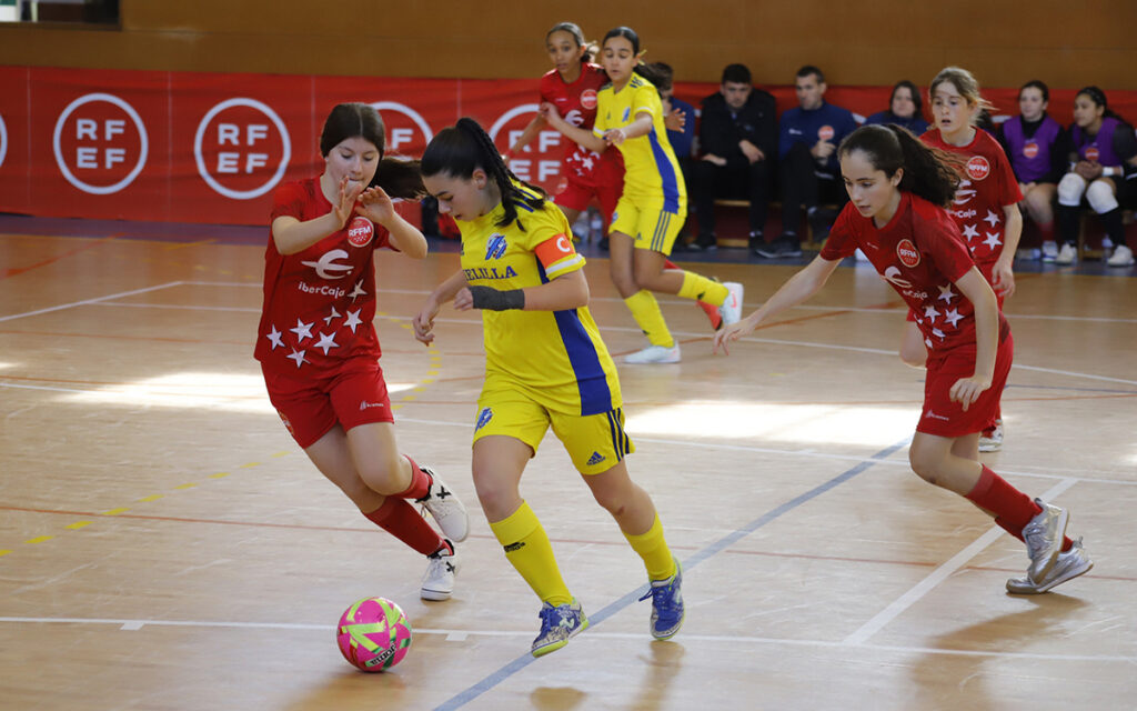 Jugadoras de fútbol sala compitiendo en un partido entre Melilla y Madrid