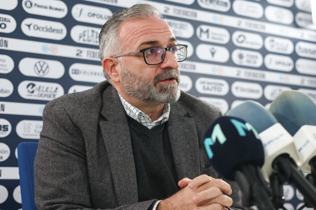 Luisma Rincón durante una rueda de prensa sobre la U.D. Melilla.