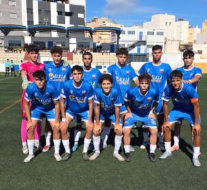 Equipo del C.F. Rusadir posando en el campo de fútbol