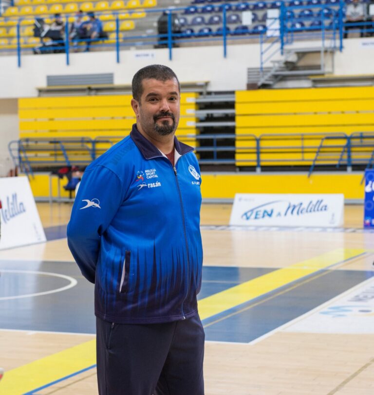 Salim Abdelkader, entrenador del Club Voleibol Melilla, en el pabellón
