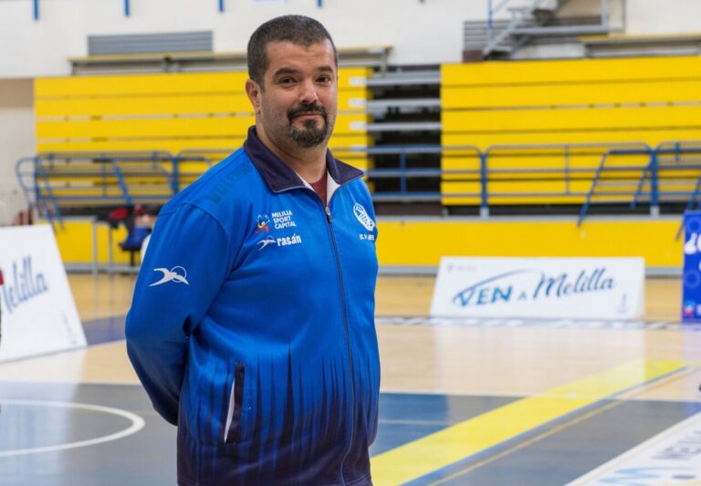 Entrenador Salim Abdelkader en el Pabellón Moisés Ruiz