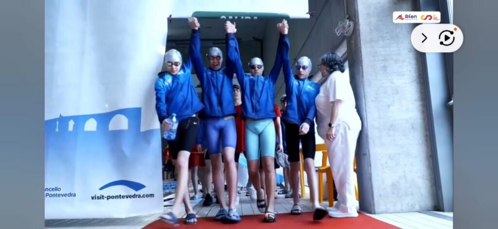 Nadadores de la selección melillense entrando a la piscina en Pontevedra