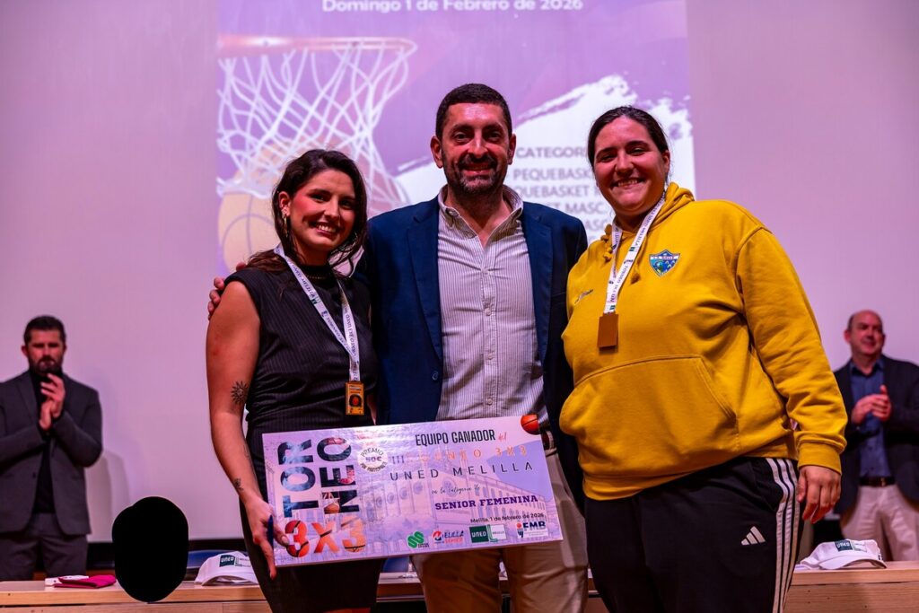 Entrega de trofeos del III Torneo 3x3 UNED Melilla con participantes y organizadores.