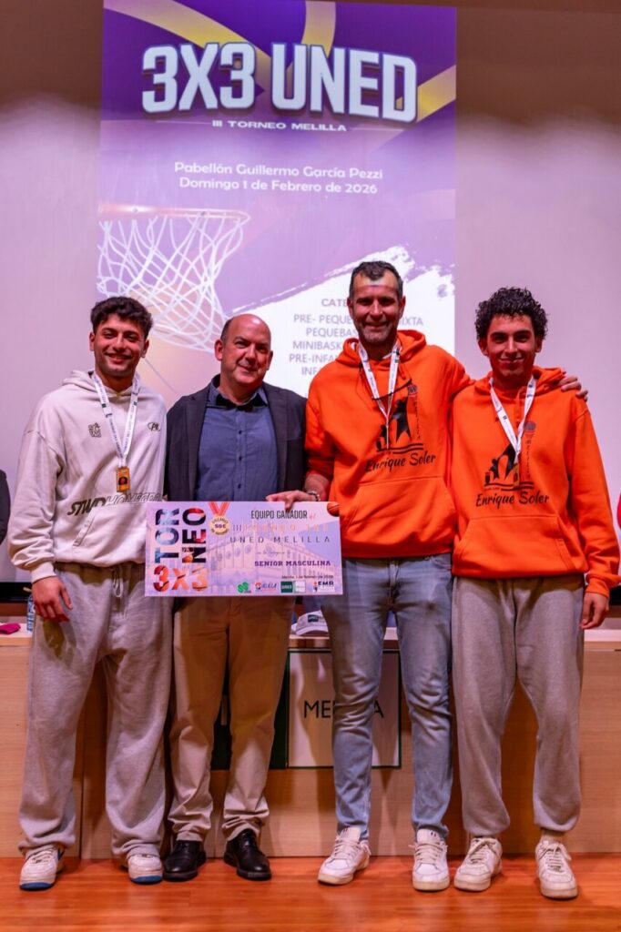 Entrega de trofeos en el III Torneo 3x3 UNED Melilla con participantes y organizadores.