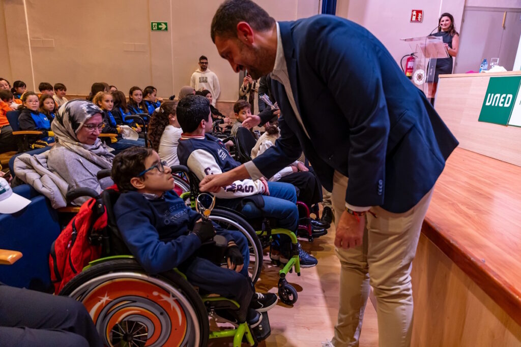 Entrega de trofeos a participantes en sillas de ruedas en evento deportivo