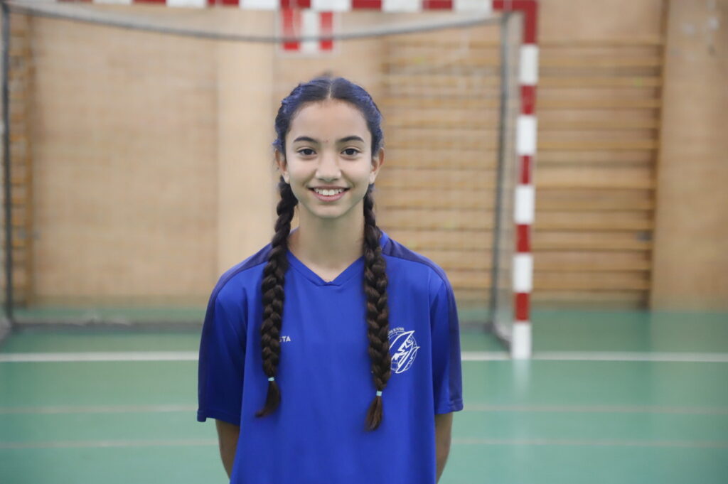 Jugadora de fútbol sala femenino Sub-14 sonriendo en un pabellón deportivo