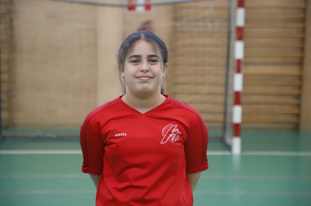 Jugadora de fútbol sala femenino Sub-14 en uniforme rojo