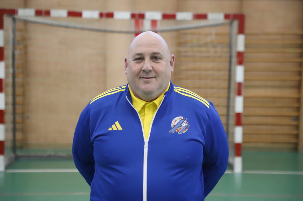 Entrenador de fútbol sala femenino en un pabellón deportivo