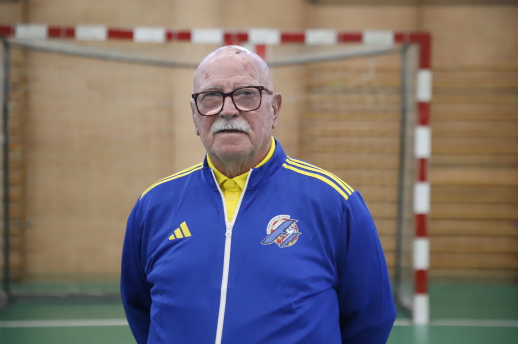 Entrenador de fútbol sala en un pabellón deportivo