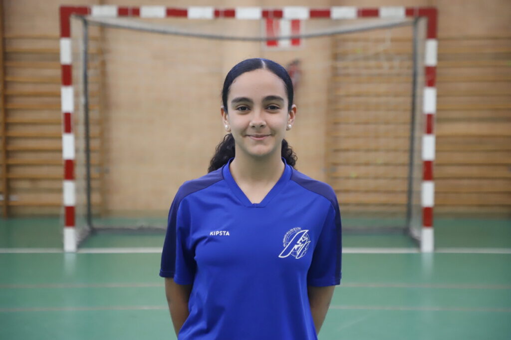 Jugadora de fútbol sala femenino Sub-14 en un pabellón deportivo