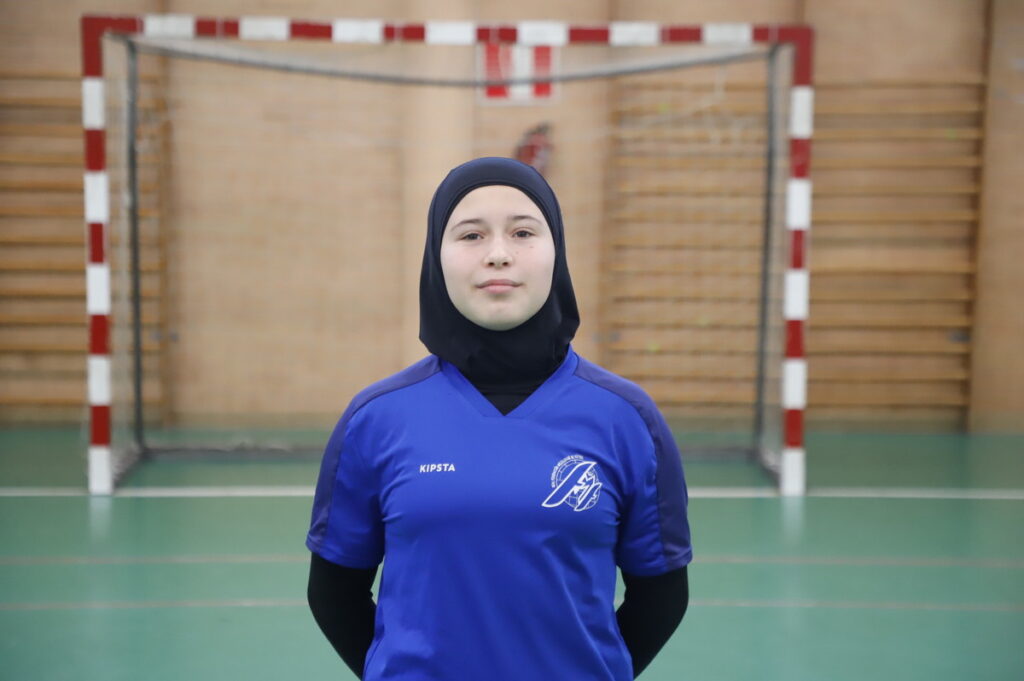 Jugadora de fútbol sala femenino Sub-14 en uniforme azul